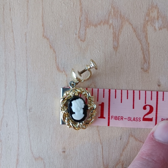 Vintage Gold Tone Faux Cameo Necklace And Screw Back Earring Set Costume Jewelry - Picture 12 of 12